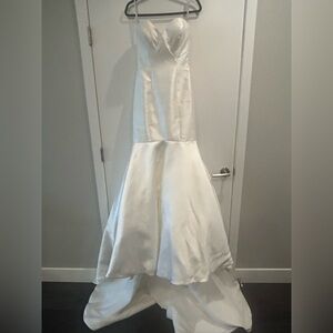Alfred Angelo Elegant White Wedding Dress size 4 trumpet long train